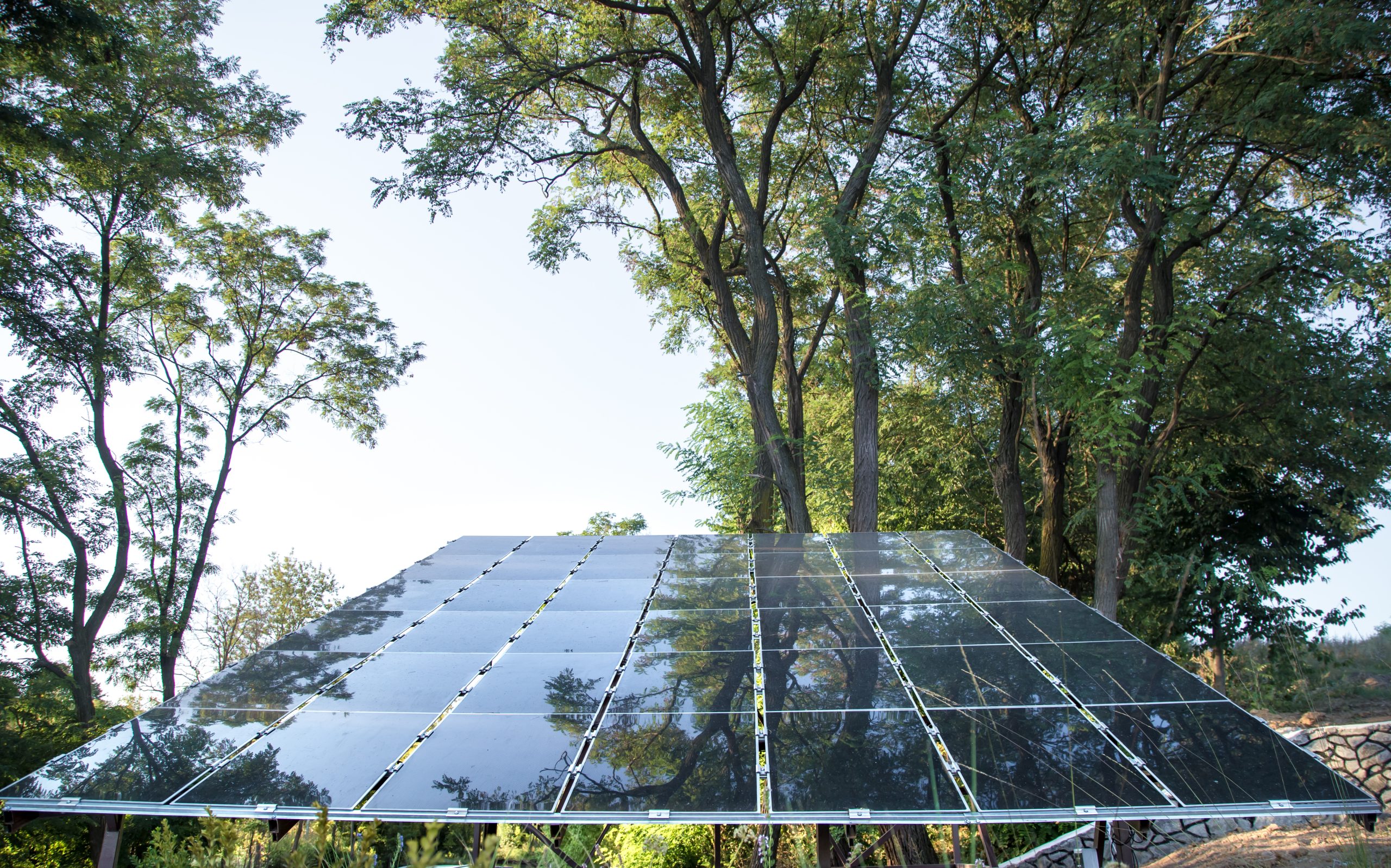 Photo de panneaux photovoltaïque insérée dans le paysage