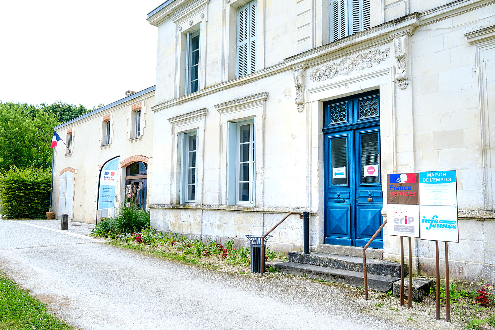 photo de la façade de la maison de l'emploi.