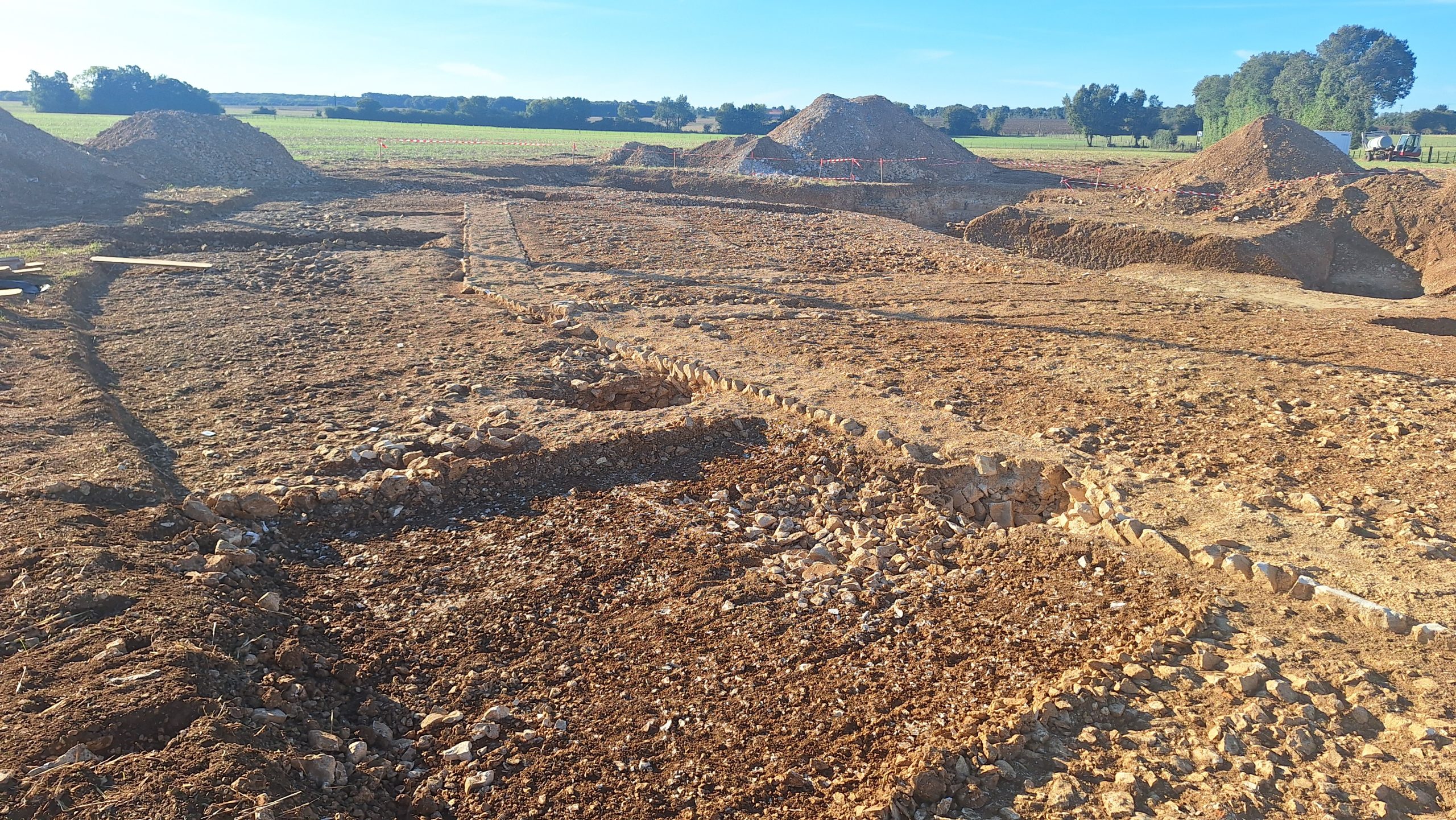 Photo du chantier de fouille de Saint Georges du Bois