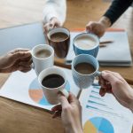 personnes dans un environnement professionnel qui prennent le café