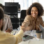 Personne qui serre la main d'une autre dans un contexte professionnel