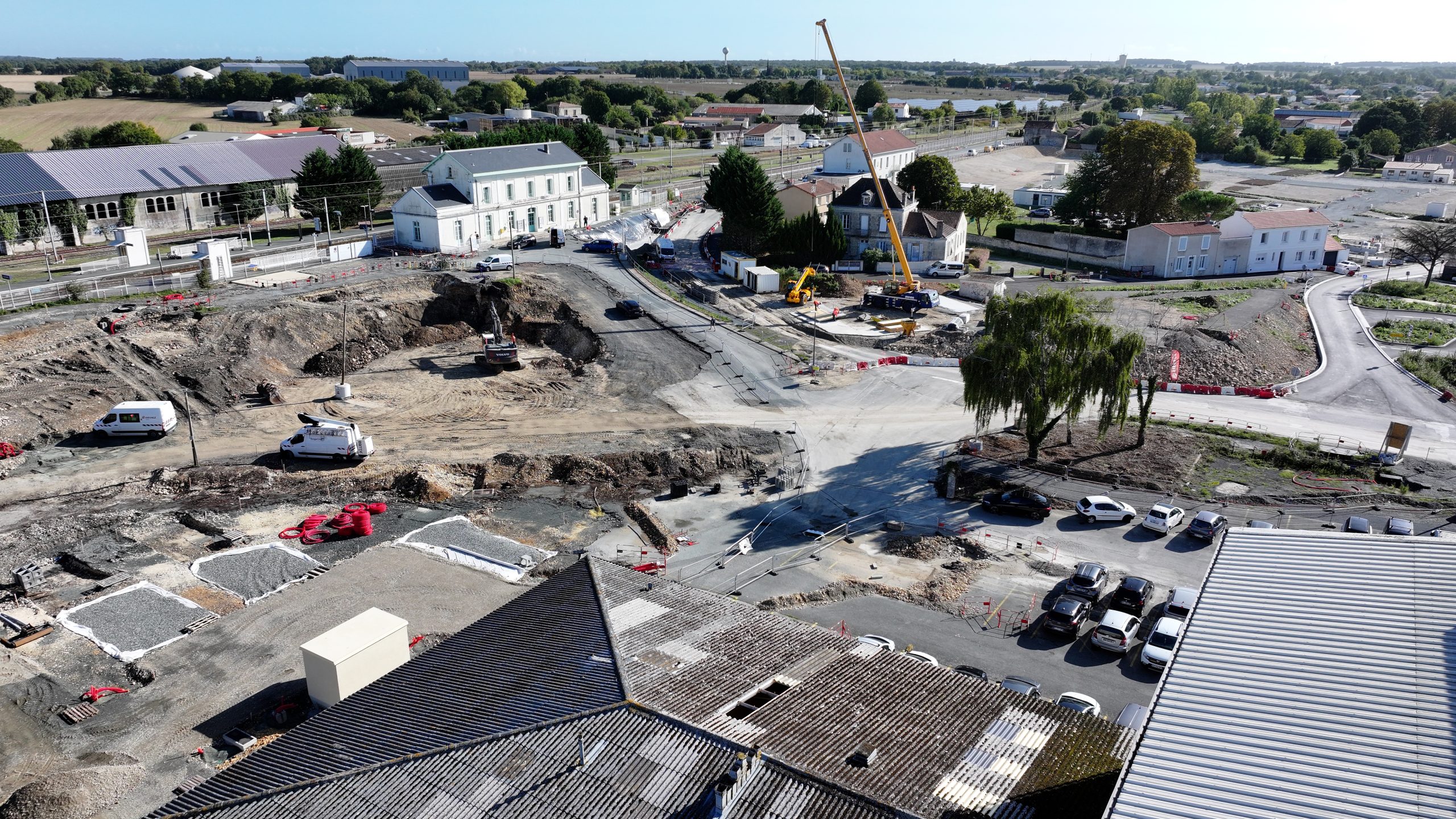 photo aérienne des travaux du Pôle d'Échanges Multimodal à la gare de Surgères