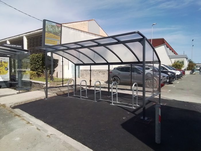 Abri à vélos au complexe sportif de Surgères.