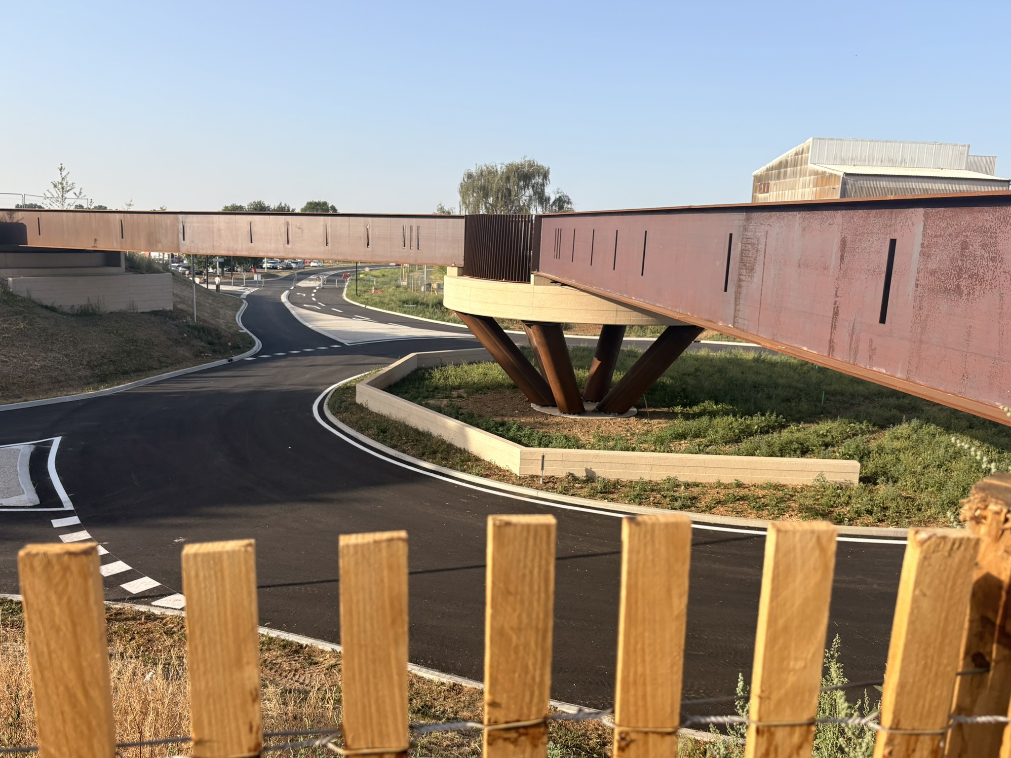 Photo de la gare et de la passerelle piétonne et cycliste