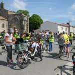 Groupe de vélo qui s'apprête à prendre le départ d'une balade collective