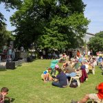 Concert avec public- groupe de musique devant chapelle
