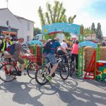 Arche Cycle & sound, vélos qui passent en dessous de l'arche