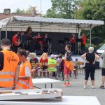 Concert avec public - chasuble cycle & sound - groupe de musique sur scène en arrière plan