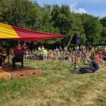 Concert avec public - groupe de musique au premier plan avec voile d'ombrage